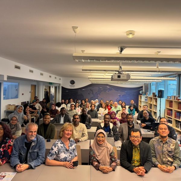 Dokumentasi 2 - Foto Bersama Peserta, PCIM, dan Pihak Kampus